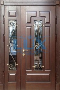 парадная дверь со стеклом и ковкой